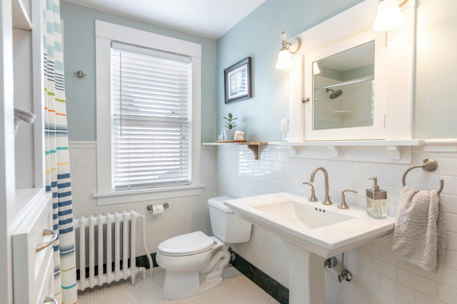 Cape Cod bathroom